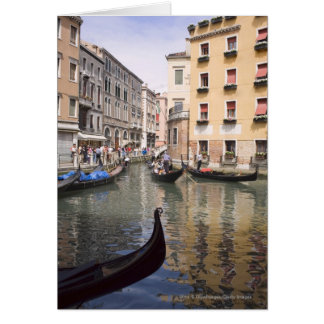 Góndolas en un canal, Venecia, Italia