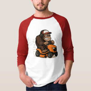 Gorila en una camiseta con ducha de césped