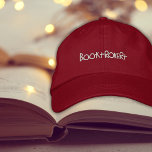 Gorra Bordada Amantes del libro Booktrovert Embroidered Twill Ca<br><div class="desc">Atención, amantes de los libros y orgullosas almas de la biblioteca: este gorro es para ti. ・ Tapón chino no estructurado y de bajo perfil ・ Correa ajustable de tela con cierre de la hebilla anticuada de bronce ・ Cómoda y pre-curvada de la factura Este tapón es el accesorio supremo...</div>