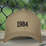 Gorra Bordada Año de Nacimiento Papá Embroidered Gorra, Flexfit<br><div class="desc">El Flexfit Brown Wool Cap es un Gorra Minimalista bordado en 1984, año de nacimiento simple, ideal para papá y papá de moda. 🦋 AVISO: el texto de la parte posterior. 🦋 Puede personalizar fácilmente el producto añadiendo su propio año y texto ("papá", "padre"... ) para hacerlo completamente único. También...</div>