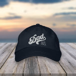 Gorra Bordada Año de papá establecido<br><div class="desc">Un regalo perfecto del primer Día del Padre para un nuevo padre,  esta impresionante gorra bordada muestra a "papá" con letras estilo béisbol con el año en que se convirtió en padre.</div>