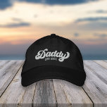 Gorra Bordada Año Papi establecido<br><div class="desc">Un regalo perfecto del primer Día del Padre para un nuevo padre,  esta impresionante gorra bordada muestra a "Papi" con letras estilo béisbol con el año en que se convirtió en padre.</div>