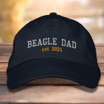 Gorra Bordada Beagle Dad Dog Dad Fecha<br><div class="desc">Beagle Dad bordó una gorra de béisbol en una fuente serif gris plateado con una fecha establecida personalizada.</div>