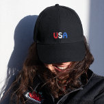 Gorra Bordada Blanco rojo y azul EE.UU. negro<br><div class="desc">Estados Unidos rojo,  blanco y azul bordado en una bonita gorra negra de béisbol. Regalo patriótico. Límite político. Crea tu propio regalo.</div>