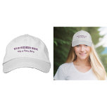 Gorra Bordada Borrador de texto de negocios morado sobre la gorr<br><div class="desc">Límite que puede personalizar escribiendo su nombre de negocio, ciudad o ciudad y estado. El texto será bordado en la tapa. El color del hilo es morado. Puede incluirlo en sus productos promocionales, regalar artículos o regalos a sus clientes o clientes, una estrategia de marketing para promocionar su negocio o...</div>