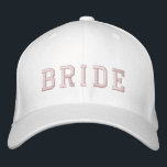 Gorra Bordada Bride | Bebé bachillerato rosado moderno<br><div class="desc">Bride diseño personalizado super lindo que puedes personalizar con el nombre de tu novia para tu soltera. El diseño presenta una fuente contemporánea de la universidad atlética acompañada de una tipografía manuscrita al revés en un estilo casual minimalista moderno con un sencillo bordado rosa-bebé. Este diseño es fácil de personalizar...</div>