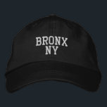 Gorra Bordada BRONX NY Blanco simple en negro<br><div class="desc">Minimalista BRONX NY White bordado en gorra de algodón negro. El bordado blanco es el personalizable a otras opciones de color al seleccionar el botón de la herramienta "Editar diseño". También está disponible la opción para seleccionar la elección del color gorra en la página principal del elemento.</div>