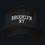 Gorra Bordada BROOKLYN Nuevo blanco simple en negro<br><div class="desc">Minimalista BROOKLYN NY Blanco bordado en gorra de algodón negro. El bordado blanco es el personalizable a otras opciones de color al seleccionar el botón de la herramienta "Editar diseño". También está disponible la opción para seleccionar la elección del color gorra en la página principal del elemento.</div>