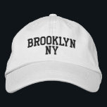 Gorra Bordada BROOKLYN NY simple negro sobre blanco<br><div class="desc">Minimalista BROOKLYN NY Negro bordado en gorra de algodón blanco. El bordado negro es el personalizable a otras opciones de color seleccionando el botón de la herramienta "Editar diseño". También está disponible la opción para seleccionar la elección del color gorra en la página principal del elemento.</div>