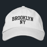 Gorra Bordada BROOKLYN NY simple negro sobre blanco<br><div class="desc">Minimalista BROOKLYN NY Negro bordado en gorra de algodón blanco. El bordado negro es el personalizable a otras opciones de color seleccionando el botón de la herramienta "Editar diseño". También está disponible la opción para seleccionar la elección del color gorra en la página principal del elemento.</div>