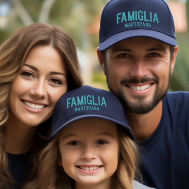 Gorra Bordada Cápsula borrosa personalizada Famiglia (Familia) (Famiglia (Italian for family)
Personalized Last name
Embroidered Baseball Cap)
