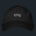 Gorra Bordada Capucha ajustable real negra con negrita "King"<br><div class="desc">Haga una declaración con la gorra de algodón negro con el bordado "King" en negrita. El visor ajustable garantiza un ajuste cómodo y personalizado. Perfecto para mostrar su estilo regal y elevar cualquier conjunto.</div>
