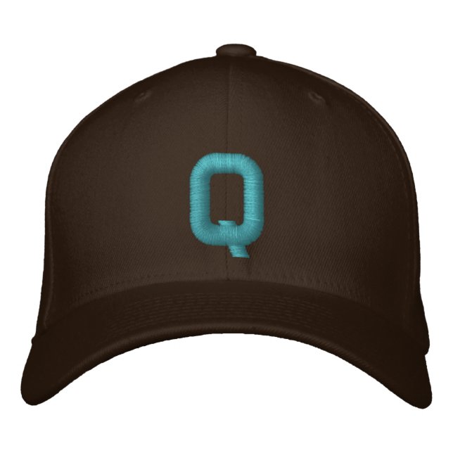 Gorra Bordada Capuchón ajustable Q monogramado (Anverso)