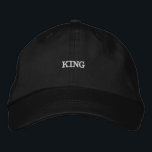 Gorra Bordada Casquillo de algodón negro con negrita Texto King<br><div class="desc">Añada un toque regal a su armario con el tapón de algodón negro. Con un impresionante bordado "King" y una visera ajustable,  este gorra combina elegancia con comodidad cotidiana. Ideal para un ambiente informal y refinado.</div>