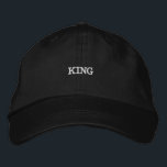 Gorra Bordada Casquillo de algodón negro con negrita Texto King<br><div class="desc">Añada un toque regal a su armario con el tapón de algodón negro. Con un impresionante bordado "King" y una visera ajustable,  este gorra combina elegancia con comodidad cotidiana. Ideal para un ambiente informal y refinado.</div>