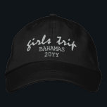 Gorra Bordada Chicas recorren la tipografía de escritura moderna<br><div class="desc">Chicas Viaje con tipografía de escritura moderna El gorro de béisbol con bordado Personalizado personalizado presenta el sencillo y moderno texto "Viaje de Chicas" con su ubicación personalizada y fecha o año. Perfecto para su próximo viaje de chicas. Creado por Evco Studio www.zazzle.com/store/evcostudio</div>