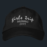 Gorra Bordada Chicas recorren la tipografía de escritura moderna<br><div class="desc">Chicas Viaje con tipografía de escritura moderna El gorro de béisbol con bordado Personalizado personalizado presenta el sencillo y moderno texto "Viaje de Chicas" con su ubicación personalizada y fecha o año. Perfecto para su próximo viaje de chicas. Creado por Evco Studio www.zazzle.com/store/evcostudio</div>