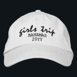 Gorra Bordada Chicas recorren la tipografía de escritura moderna<br><div class="desc">Chicas Viaje con tipografía de escritura moderna El gorro de béisbol con bordado Personalizado personalizado presenta el sencillo y moderno texto "Viaje de Chicas" con su ubicación personalizada y fecha o año. Perfecto para su próximo viaje de chicas. Creado por Evco Studio www.zazzle.com/store/evcostudio</div>