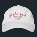 Gorra Bordada Chicas recorren la tipografía de escritura moderna<br><div class="desc">Chicas Viaje con tipografía de escritura moderna El gorro de béisbol con bordado Personalizado personalizado presenta el sencillo y moderno texto "Viaje de Chicas" con su ubicación personalizada y fecha o año. Perfecto para su próximo viaje de chicas. Creado por Evco Studio www.zazzle.com/store/evcostudio</div>