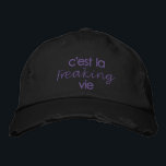 Gorra Bordada Cita francesa divertida en negro<br><div class="desc">Un giro humorístico en el refrán francés que dice por disfrutar y aceptar la vida como es - c'est la freaking vie - con una estética de boho minimalista. Regalo de Guay para tu amigo francófilo, bloggers de viajes de lujuria, y amantes de Francia para los días de brunch casuales...</div>