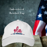 Gorra Bordada Comma La & Coach Kamala Harris Tim Walz<br><div class="desc">Muestre su apoyo a Kamala Harris y Tim Walz con este diseño de casetas de béisbol bordado de moda. Presentando una coma y "la" para que todos sepan cómo pronunciar el nombre de Kamala y el COACH, un apodo para Tim Walz. Esta gorra de basbol bordada muestra tu apoyo a...</div>