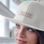 Gorra Bordada Compromiso moderno y simple de la tipografía de la<br><div class="desc">Este gorro de béisbol presenta un diseño moderno y elegante con tipografía rosa que le da un toque elegante. Los detalles bordados le dan un acabado de alta calidad, lo que lo convierte en una elección elegante para cualquier ocasión. Ya sea que esté celebrando su compromiso o disfrutando de su...</div>