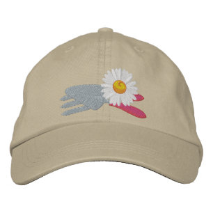 Gorra Bordada Daisy con herramientas de jardín
