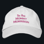 Gorra Bordada Divertido nombre de mamá nueva Personalizado de Re<br><div class="desc">Sorprenda a la nueva madre (o a la madre que sea) con esta genial gorra de béisbol que presenta un diseño de texto que dice "The New Mommy Morrison" (insértese el apellido del personalizado). La imagen de arriba es texto rosa sobre una tapa caqui pero puedes cambiar fácilmente el texto...</div>