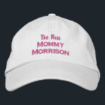 Gorra Bordada Divertido nombre de mamá nueva Personalizado de Re<br><div class="desc">Sorprenda a la nueva madre (o a la madre que sea) con esta genial gorra de béisbol que presenta un diseño de texto que dice "The New Mommy Morrison" (insértese el apellido del personalizado). La imagen de arriba es texto rosa sobre una tapa caqui pero puedes cambiar fácilmente el texto...</div>