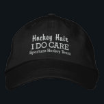 Gorra Bordada Divertido nombre del equipo personalizado "Hockey<br><div class="desc">Sabes cuánto aman esos jugadores de hockey sus largas cerraduras. .. bueno, este es el gorra para ellos! Una graciosa gorra al estilo del béisbol dice "El pelo de hockey que me importa". (También puede cambiar esto a Hockey Hair no se interese". Añade el nombre de su equipo o jugador...</div>