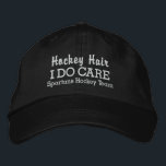 Gorra Bordada Divertido nombre del equipo personalizado "Hockey<br><div class="desc">Sabes cuánto aman esos jugadores de hockey sus largas cerraduras. .. bueno, este es el gorra para ellos! Una graciosa gorra al estilo del béisbol dice "El pelo de hockey que me importa". (También puede cambiar esto a Hockey Hair no se interese". Añade el nombre de su equipo o jugador...</div>
