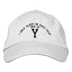 Gorra Bordada Duermo solamente el los días que terminan en
