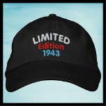 Gorra Bordada Edición limitada 1943 o Año, negro, retro vintage<br><div class="desc">Edición Limitada graciosa Embroidered Baseball Cap - Gorra, 1943 o Tu Año de Nacimiento. La muestra es negra, pero muchos colores pueden elegir entre. Un regalo único de cumpleaños vintage para un anciano. Fácil de cambiar de año o de texto. Los colores bordados son blanco, rojo y azul claro, mejor...</div>