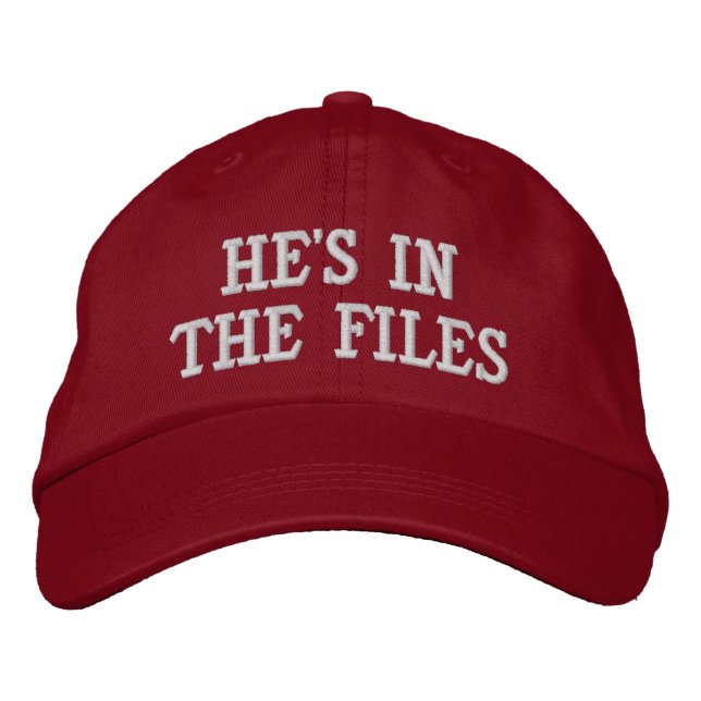 Gorra Bordada Él está en los archivos (Anverso)