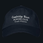 Gorra Bordada Equipo y nombre de la torre del Club de Remesa de<br><div class="desc">El gorra perfecto para todo aquel que ame el remo y su equipo. Este gorra de calidad estilo béisbol cuenta con 3 líneas de texto personalizado - añada el nombre del equipo, el nombre del remero, el nombre del evento, etc. Cambie fácilmente el color del texto y el tapón. Tanto...</div>