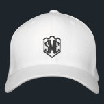 Gorra Bordada Escudo de monograma Personalizado  personalizado<br><div class="desc">Escudo de Monograma Personalizado de Iniciales Monogramadas Casquillo de Béisbol Embrodado Personalizado presenta el sencillo y moderno monograma bordado de sus iniciales dentro de un borde escudo. Perfecto como regalo para la familia y amigos por cumpleaños, Navidades, Día del Padre, Día de la Madre, bodas y más. Creado por Evco...</div>