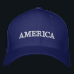 Gorra Bordada Estados Unidos sobre el azul<br><div class="desc">América está bordada en blanco sobre esta gorra azul de béisbol unisex o cualquier gorra de color que elija. Una forma perfecta de mostrar tu patriotismo el 4 de julio,  Día de la Conmemoración o cualquier ocasión.</div>