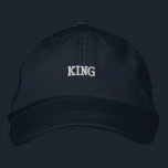Gorra Bordada Estilo de regalía de color de la marina puntiaguda<br><div class="desc">Con valentía bordada con "King",  esta gorra marina le da un toque de realeza a tu estilo. Fabricado con algodón de primera calidad,  ofrece un ajuste cómodo con una correa ajustable.</div>