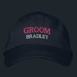 Gorra Bordada Fiesta de Soltero Personalizada para el Novio a Me<br><div class="desc">Agrega un nombre y el rol a desempeñar en la boda haciendo clic en el botón "Personalizado". Esta elegante y chic gorra sirve como un perfecto recuerdo de una escapada memorable con tus amigos favoritos. La parte delantera de la gorra muestra una tipografía "Novio" inspirada en los deportes que captura...</div>