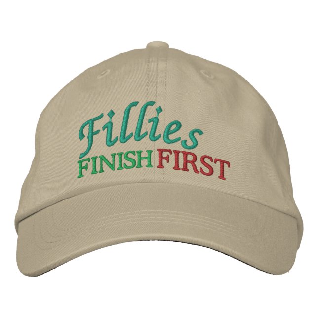 Gorra Bordada Fillies Finish PRIMER - Carreras de caballos por S (Anverso)