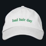 Gorra Bordada Funny Bad Hair Cita Trendy Unique Personalizado La<br><div class="desc">Haz una declaración con esta gorra de béisbol bordada de moda que incluye una graciosa cita sobre los días del mal cabello y un ambiente perezoso. El color del texto y del hilo puede ser totalmente personalizado, lo que lo convierte en el accesorio perfecto para los que aman el humor,...</div>