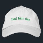 Gorra Bordada Funny Bad Hair Cita Trendy Unique Personalizado La<br><div class="desc">Haz una declaración con esta gorra de béisbol bordada de moda que incluye una graciosa cita sobre los días del mal cabello y un ambiente perezoso. El color del texto y del hilo puede ser totalmente personalizado, lo que lo convierte en el accesorio perfecto para los que aman el humor,...</div>