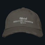 Gorra Bordada Funny oficial Beer Pong Beber Game Champion<br><div class="desc">El gorra perfecto para todo aquel que ame jugar al pong de cerveza. Esta graciosa gorra de estilo béisbol incluye las palabras "Official Beer Pong Champion" (Campeón oficial de la cerveza) y su nombre personalizado a continuación (o reemplácelo por su texto). Cambie fácilmente el color del texto y el tapón....</div>
