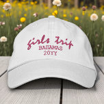 Gorra Bordada Girls Trip Tipografía de letra moderna personaliza<br><div class="desc">Girls Trip Gorra de béisbol tejida personalizada con la tipografía de letra moderna con el texto "Girls Trip" y la ubicación y fecha o año personalizados. Perfecta para tu próximo viaje de chicas. Creado por Evco Studio www.zazzle.com/store/evcostudio</div>