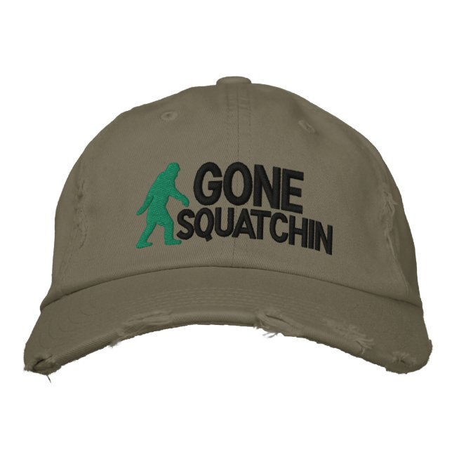 Gorra Bordada Gone Squatchin con el logo de bigfoot (Anverso)