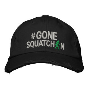 Gorra Bordada Gone Squatchin y la etiqueta