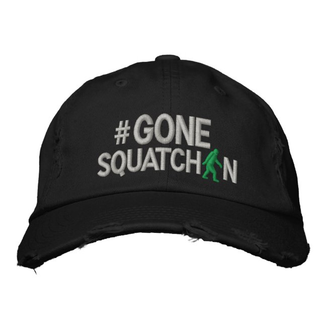 Gorra Bordada Gone Squatchin y la etiqueta (Anverso)