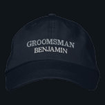 Gorra Bordada Groomsman Bachelor Partido Boda Personalizado de r<br><div class="desc">Agregue un nombre y la función que desee jugar al boda haciendo clic en el botón "Personalizado". Esta moda y su elegante gorra son el recuerdo perfecto de una escapada memorable con sus amigos favoritos. La parte delantera de la gorra muestra una fascinante tipografía "Groom" de inspiración deportiva que captura...</div>