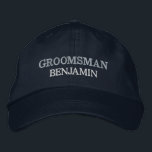 Gorra Bordada Groomsman Bachelor Partido Boda Personalizado de r<br><div class="desc">Agregue un nombre y la función que desee jugar al boda haciendo clic en el botón "Personalizado". Esta moda y su elegante gorra son el recuerdo perfecto de una escapada memorable con sus amigos favoritos. La parte delantera de la gorra muestra una fascinante tipografía "Groom" de inspiración deportiva que captura...</div>