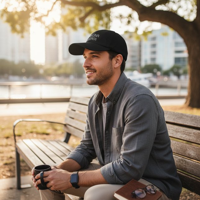Gorra Bordada Hakuna Matata: Sombrero Premium de Plata Achempong (Find your calm. Silver embroidered "Hakuna Matata" cap, perfect for mindful moments in the city.)